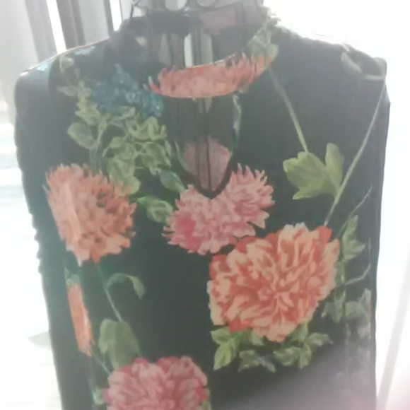 Kate & Mallory like new blouse! - Picture 2 of 6